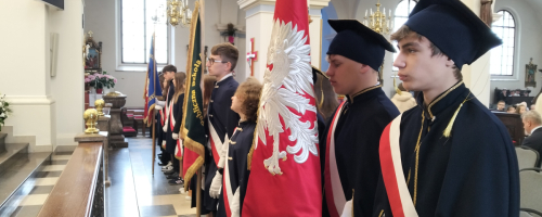 Poczet sztandarowy w SP Słopiec
