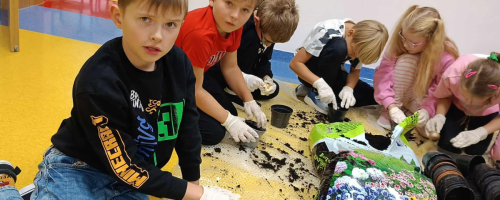 Sadzenie żonkili w ramach akcji "Pola Nadziei"